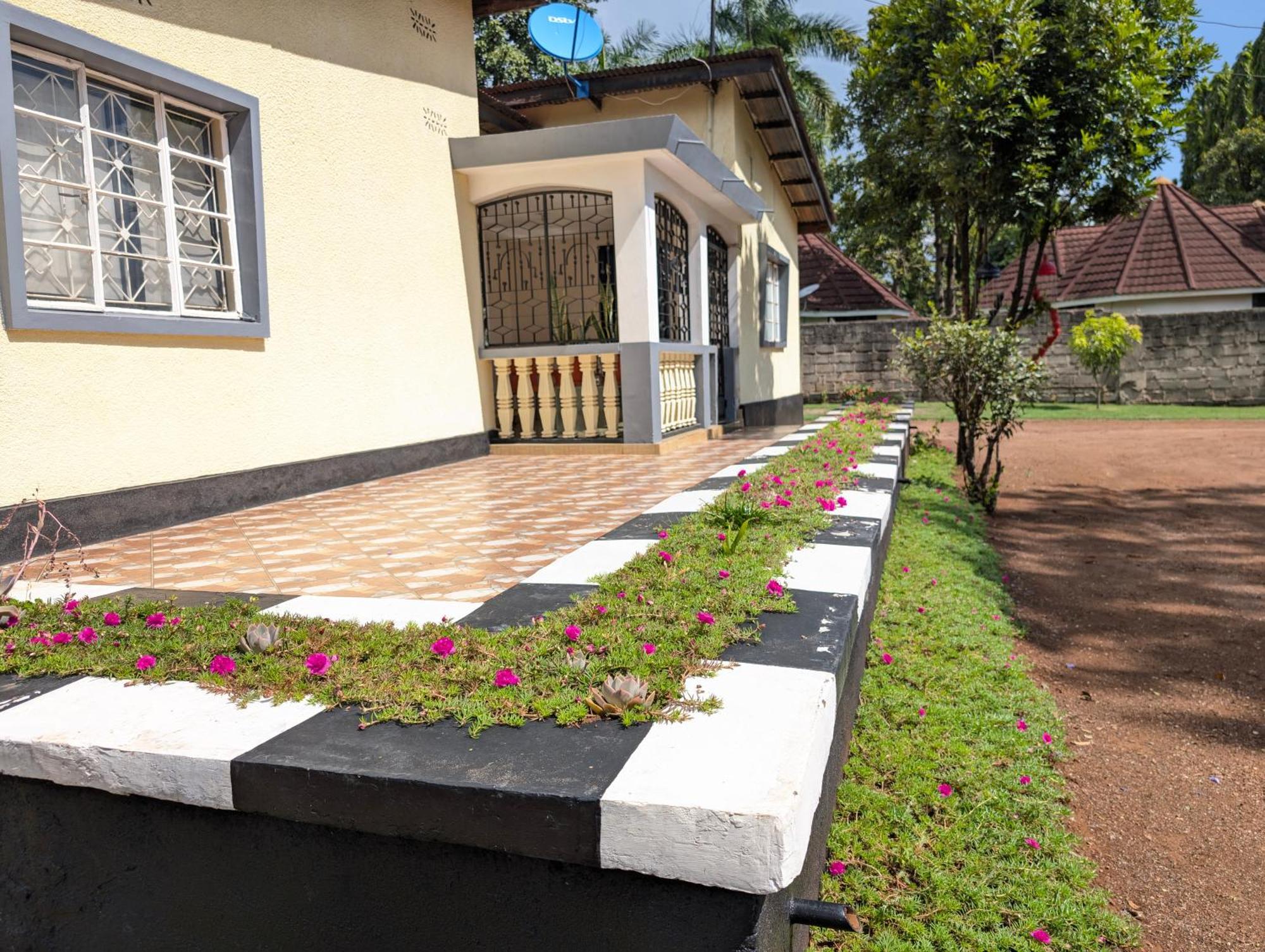 Dans Place Moshi Exterior foto
